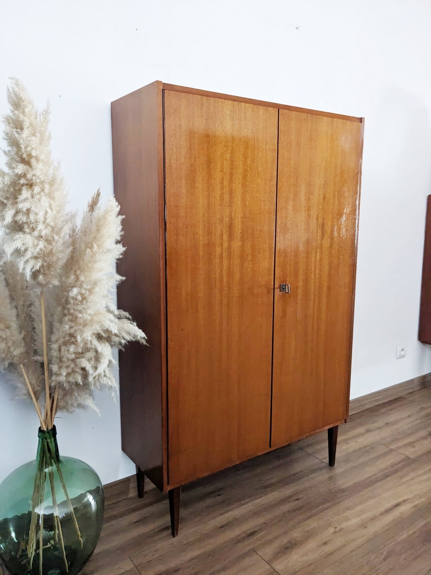 Armoire vintage
