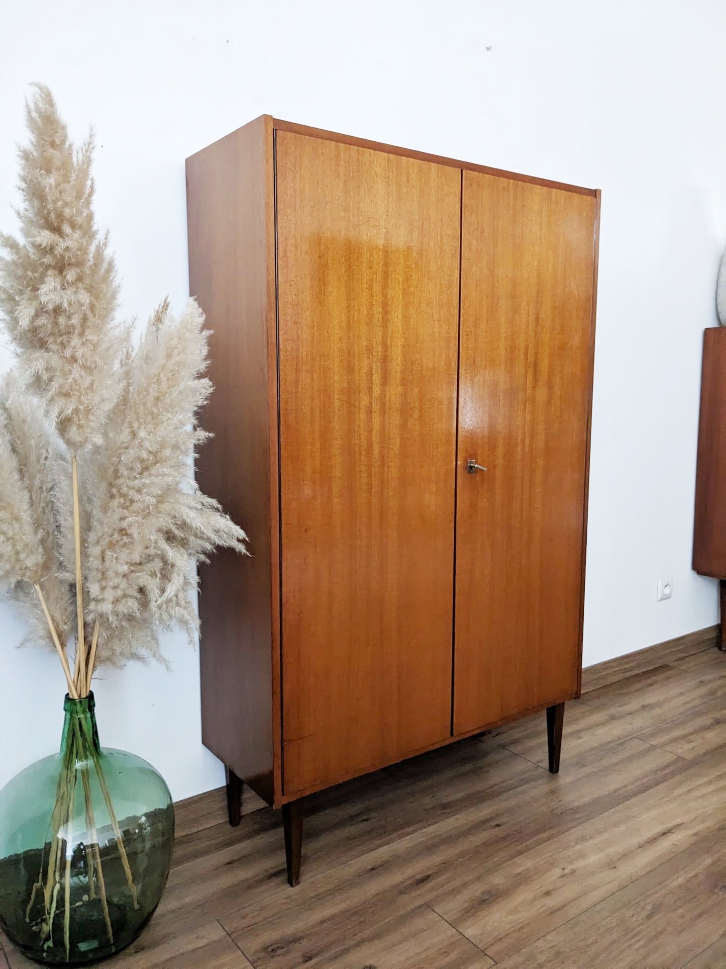 Armoire vintage