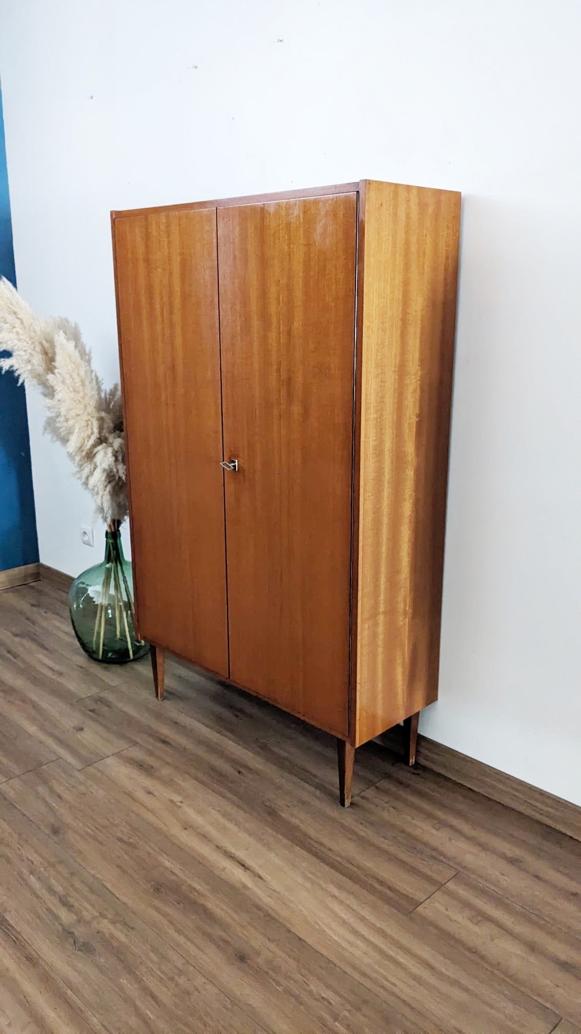 Armoire vintage