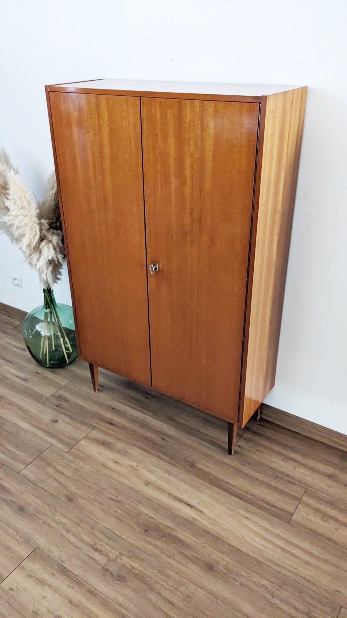 Armoire vintage