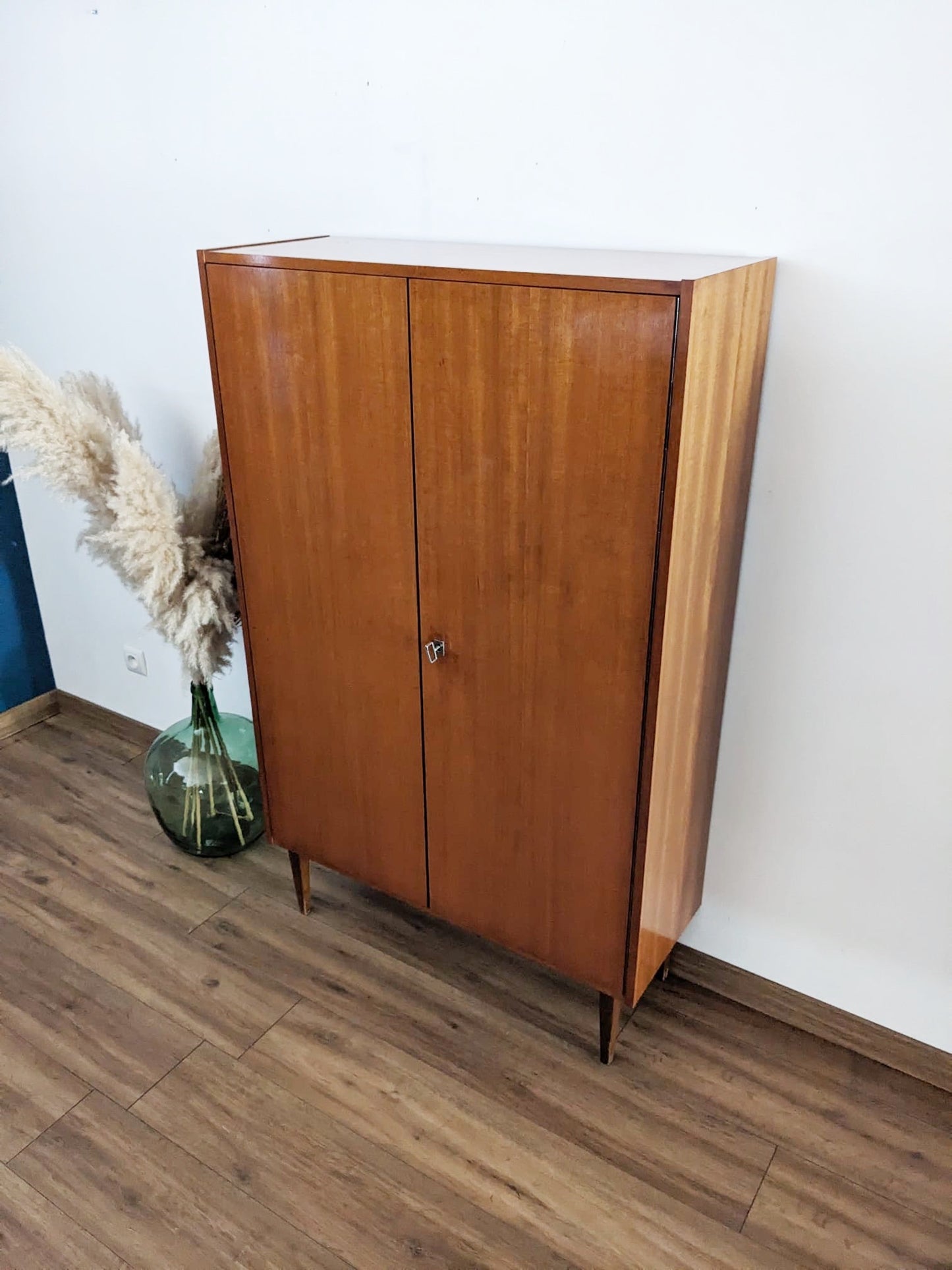 Armoire vintage